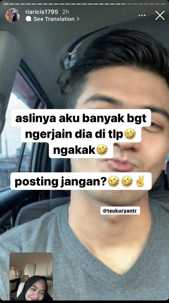 Terlihat mereka pergi bersama dengan keponakan-keponakan Ria Ricis. Dalam video tersebut Teuku ryan sempat memberikan komentarnya. Its youuu, tulis Teuku Ryan. Ria Ricis hanya membalas dengan emoji berkaca-kaca. (Foto: Instagram dan TikTok)