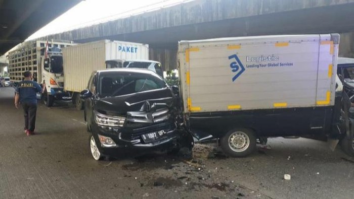 Kecelakaan beruntun 4 kendaraan di Jl DI Panjaitan, Jaktim (dok.TMC Polda Metro Jaya)