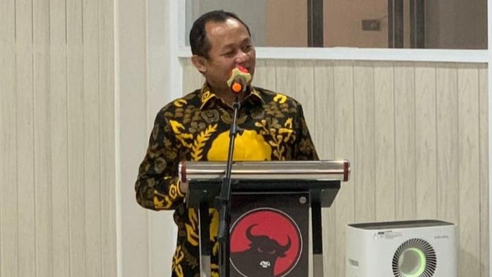 Ketua DPD Golkar Jatim Sarmuji bersama pengurus lainnya