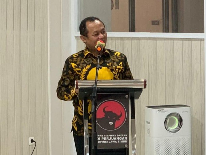Ketua DPD Golkar Jatim Sarmuji bersama pengurus lainnya