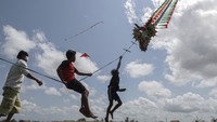 Komunitas Pelayang Cilacap rutin menerbangkan layang-layang dua dan tiga dimensi dengan panjang 30-70 meter.