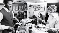 American Airlines memiliki foto-foto lama yang pramugari menyajikan daging sapi panggang yang diiris.