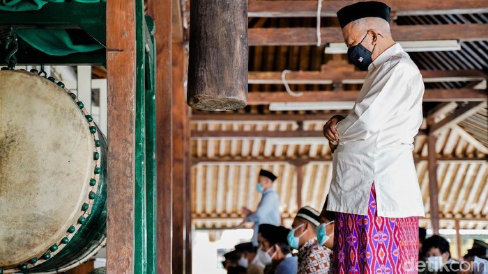 Sejumlah masjid di kawasan Yogyakarta kembali gelar salat Jumat berjamaah meski PPKM masih diterapkan. Warga pun antusias melaksanakan salat Jumat berjamaah itu