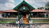 Diketahui, masjid itu menerapkan protokol kesehatan yang ketat bagi jemaah yang hendak melaksanakan salat Jumat berjamaah di sana.  