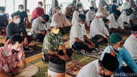 Karena prosedur kesahatan yang diterapkan sehingga ibadah hingga sampai luar masjid