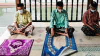 Menurut pengurus masjid, dibukanya masjid ini sudah dengan kesepakatan warga karena sudah lebih 60 persen warga sekitar masjid  yang telah divaksin COVID-19.