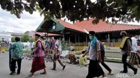 Meski telah divaksin, warga tetap diwajibkan untuk menjaga jarak serta mengenakan masker saat melaksanakan salat Jumat berjamaah di masjid tersebut guna mencegah penyebaran virus Corona.