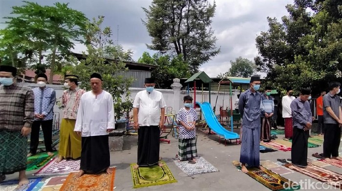 Sejumlah masjid di kawasan Yogyakarta kembali gelar salat Jumat berjamaah meski PPKM masih diterapkan. Warga pun antusias melaksanakan salat Jumat berjamaah itu