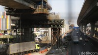 Sejumlah pekerja pun tampak sedang mengerjakan proyek pembangunan kereta cepat tersebut di Kota Bekasi, Jawa Barat, Jumat (27/8/2021).