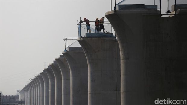 Pembangunan kereta cepat Jakarta-Bandung terus dikebut. PT KCIC pun mengklaim progres pembangunan proyek kereta cepat itu sudah mencapai 77,92 persen.