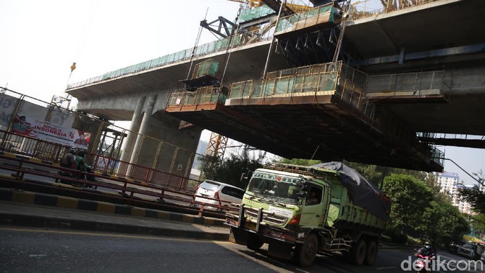 Pembangunan kereta cepat Jakarta-Bandung terus dikebut. PT KCIC pun mengklaim progres pembangunan proyek kereta cepat itu sudah mencapai 77,92 persen.