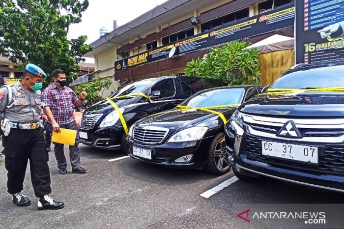 Mobil berpelat konsulat Rusia palsu yang diamankan di Medan (Antara)