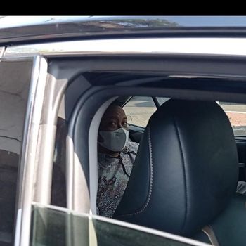 Mobil Komisioner Komnas HAM Choirul Anam berpelat 'RFO' genap diputar balik polisi saat hendak masuk kawasan ganjil genap Rasuna Said, Jaksel (Wilda/detikcom)