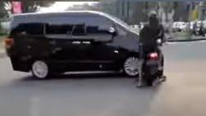 Mobil vs Motor di persimpangan