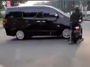 Motor vs Mobil Serempetan di Perempatan, Lampu Hijau Nyala Jangan Langsung Gaspol!