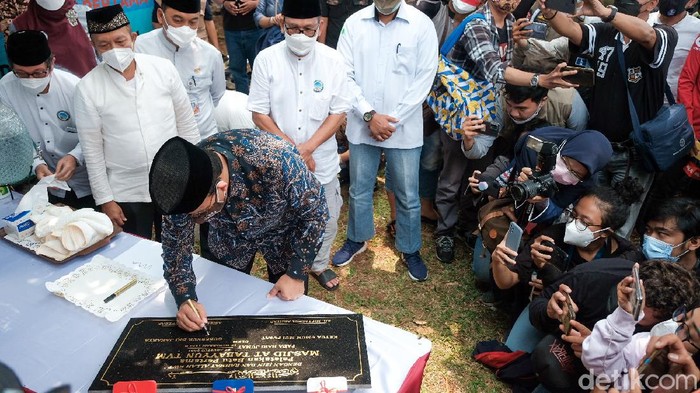 Momen Anies Letakkan Batu Pertama di Masjid At-Tabayyun Jakbar Gubernur DKI Jakarta Anies Baswedan meletakkan batu pertama untuk pembangunan Masjid At-Tabayyun Jakbar. Anies dan jemaah kemudiaan melaksanakan salat Jumat.