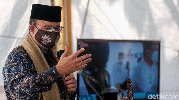 Gubernur DKI Jakarta Anies Baswedan meletakkan batu pertama untuk pembangunan Masjid At-Tabayyun Jakbar. Anies dan jemaah kemudiaan melaksanakan salat Jumat.