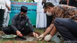 Momen Anies Letakkan Batu Pertama di Masjid At-Tabayyun Jakbar