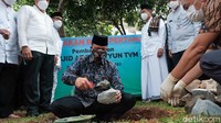 Anies meletakkan batu pertama untuk pembangunan Masjid At-Tabayyun di Taman Villa Meruya, Jakbar, Jumat (27/8/2021).