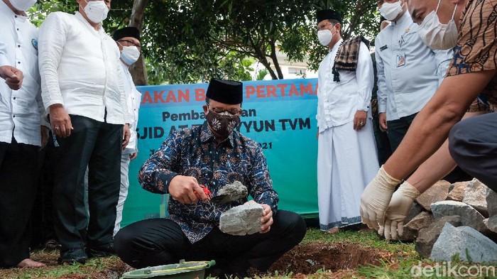 Gubernur DKI Jakarta Anies Baswedan meletakkan batu pertama untuk pembangunan Masjid At-Tabayyun Jakbar. Anies dan jemaah kemudiaan melaksanakan salat Jumat.