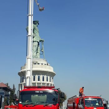Dua mobil pemadam kebakaran Kota Surabaya dikerahkan untuk membersihkan Monumen Jalesveva Jayamahe (Monjaya). Monumen ini berada di Dermaga Madura Markas Komando Armada II, Ujung, Surabaya.