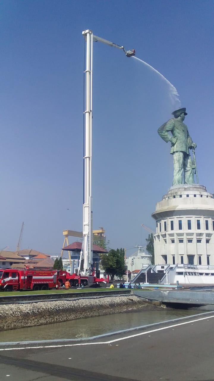Dua mobil pemadam kebakaran Kota Surabaya dikerahkan untuk membersihkan Monumen Jalesveva Jayamahe (Monjaya). Monumen ini berada di Dermaga Madura Markas Komando Armada II, Ujung, Surabaya.