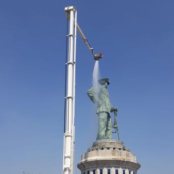 Dua mobil pemadam kebakaran Kota Surabaya dikerahkan untuk membersihkan Monumen Jalesveva Jayamahe (Monjaya). Monumen ini berada di Dermaga Madura Markas Komando Armada II, Ujung, Surabaya.