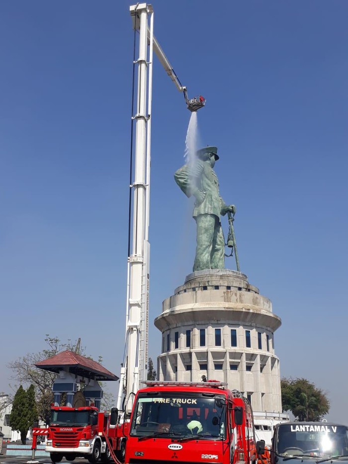 Dua mobil pemadam kebakaran Kota Surabaya dikerahkan untuk membersihkan Monumen Jalesveva Jayamahe (Monjaya). Monumen ini berada di Dermaga Madura Markas Komando Armada II, Ujung, Surabaya.