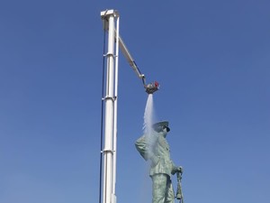 Menengok Aksi Bronto Skylift Bersihkan Monumen Jalesveva Jayamahe