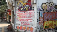 Mural tersebut bertuliskan, Jangan mati sebelum berarti 3:102 dicat berwarna merah.