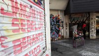 Mural tersebut berukuran sekitar 2x2,5 meter. Tulisan tersebut sangat mencolok, dan menjadi perhatian pengguna jalan dan pejalan kaki.