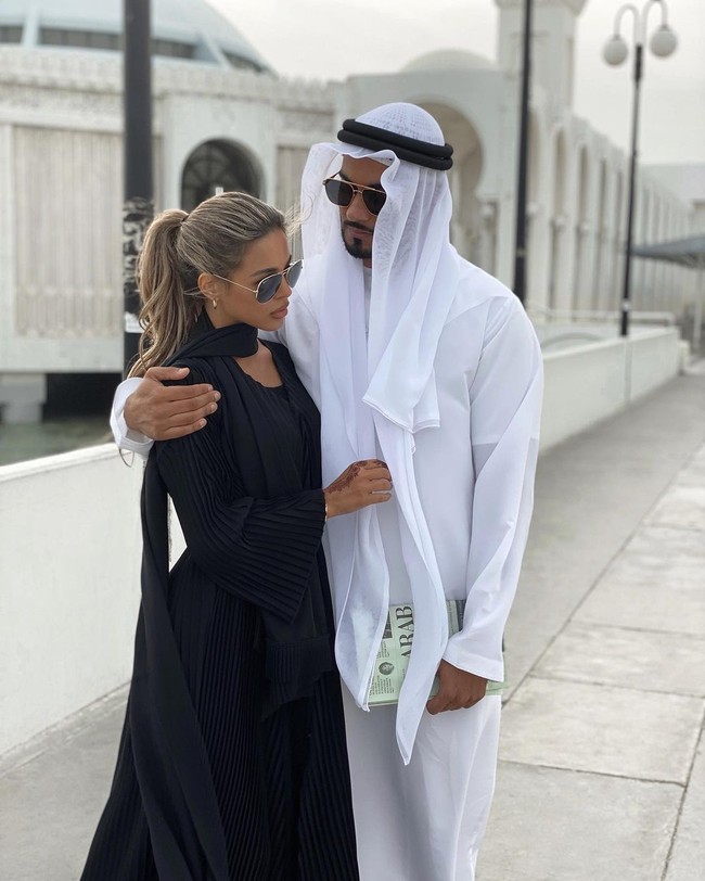 Umar Kamani adalah sosok dibalik kesuksesan retailer online PrettyLittleThing. Umar membangun bisnis fashion tersebut saat usianya masih 24 tahun. Pria Inggris ini adalah anak tengah dari keluarga pebisnis Kamani yang dikenal sebagai miliuner playboy. Foto: Instagram Nada Adelle/Umar Kamani