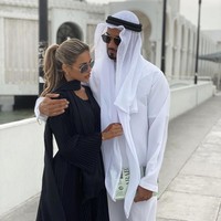 Umar Kamani adalah sosok dibalik kesuksesan retailer online PrettyLittleThing. Umar membangun bisnis fashion tersebut saat usianya masih 24 tahun. Pria Inggris ini adalah anak tengah dari keluarga pebisnis Kamani yang dikenal sebagai miliuner playboy. Foto: Instagram Nada Adelle/Umar Kamani