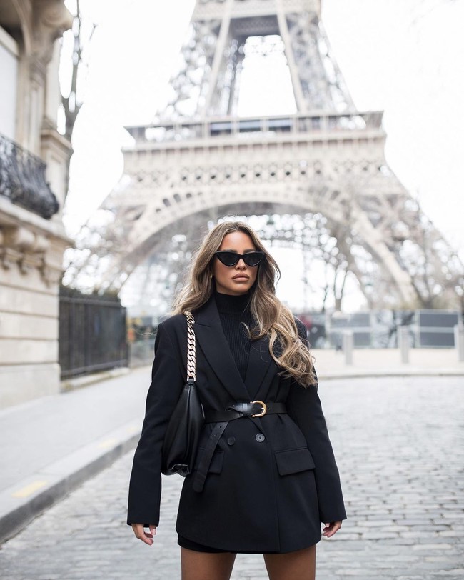 Umar Kamani yang dulu tinggal dengan 18 anggota keluarga dalam satu rumah kini tampak menikmati hidup dengan nyaman. Di Instagram, Umar terlihat sering bepergian keliling dunia, berpesta dengan seleb Hollywood, hingga bermesraan dengan pacar-pacarnya yang cantik. Kini ia pun akan segera menikahi Nada. Foto: Instagram Nada Adelle/Umar Kamani