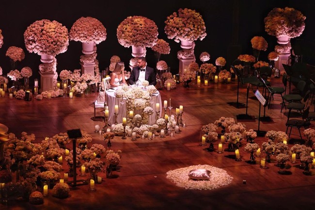 Nada dan Umar Kamani diketahui berpacaran sejak awal tahun lalu. Mereka meresmikan hubungan di media sosial dengan mengunggah foto mesra di depan mesjid di Abu Dhabi. Foto: Instagram Nada Adelle/Umar Kamani