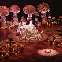 Nada dan Umar Kamani diketahui berpacaran sejak awal tahun lalu. Mereka meresmikan hubungan di media sosial dengan mengunggah foto mesra di depan mesjid di Abu Dhabi. Foto: Instagram Nada Adelle/Umar Kamani