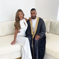 Kerajaan bisnis fashion online yang dibangun keluarga Kamani menjadi sorotan karena dikenal sebagai salah satu kisah dari miskin menjadi kaya populer di Inggris. Kesuksesan tersebut dimulai oleh Abdullah Kamani, kakek Umar, yang awalnya berjualan tas di pasar setelah bermigrasi dari Kenya. Foto: Instagram Nada Adelle/Umar Kamani