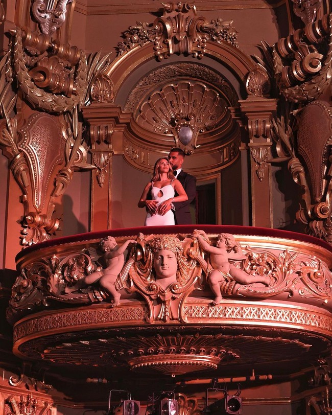 Dalam foto dan video yang diunggah, pasangan yang bergaya glamour itu terlihat bahagia. Foto: Instagram Nada Adelle/Umar Kamani