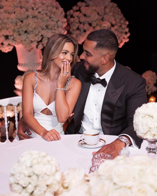 Umar pun melamar wanita berdarah Irlandia dan Maroko itu dengan cincin berlian 21 karat yang diterbangkan dari New York oleh desainer perhiasan Richard Nektalov. Diprediksi jika cincin tunangan itu bernilai $2 juta atau sekitar Rp 28 miliaran. Foto: Instagram Nada Adelle/Umar Kamani