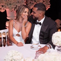 Umar pun melamar wanita berdarah Irlandia dan Maroko itu dengan cincin berlian 21 karat yang diterbangkan dari New York oleh desainer perhiasan Richard Nektalov. Diprediksi jika cincin tunangan itu bernilai $2 juta atau sekitar Rp 28 miliaran. Foto: Instagram Nada Adelle/Umar Kamani