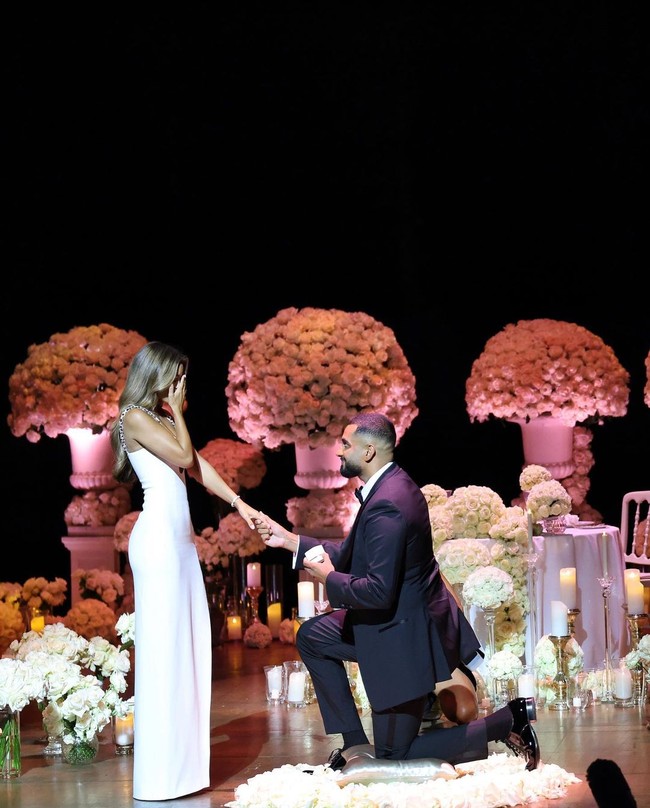 Baru-baru ini baik Nada dan Umar mengunggah foto-foto pertunangan mereka. Untuk meminta sang kekasih jadi istrinya, Umar menyewa Monte Carlo Opera House yang biasa dijadikan tempat pertunjukkan teater. Ia menyediakan 10 ribu bunga warna, lusinan mawar, dan 25 musisi yang mengiringi momen bahagia mereka. Foto: Instagram Nada Adelle/Umar Kamani