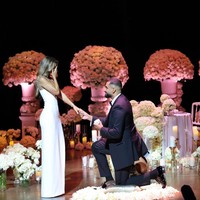 Baru-baru ini baik Nada dan Umar mengunggah foto-foto pertunangan mereka. Untuk meminta sang kekasih jadi istrinya, Umar menyewa Monte Carlo Opera House yang biasa dijadikan tempat pertunjukkan teater. Ia menyediakan 10 ribu bunga warna, lusinan mawar, dan 25 musisi yang mengiringi momen bahagia mereka. Foto: Instagram Nada Adelle/Umar Kamani