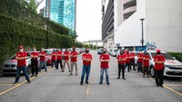 Semua pengemudi yang bertugas sudah divaksinasi. Penumpang dapat memilih driver yang diinginkan. Foto: Dok. IG Tony Fernandes.