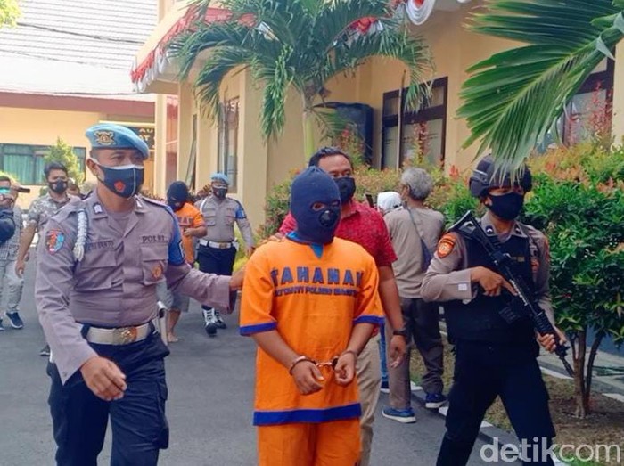 Seorang pemuda di Magetan nekat menyebar video mesum dirinya dengan sang pacar. Itu ia lakukan karena kecewa pada sang pacar yang meminta putus.