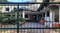 Dari pantauan detikcom, dari depan pagar saja sudah terlihat kondisi wisma yang tak terawat. Saat masuk, kaca pintu depan terlihat hancur berkeping-keping. Lantainya pun ada yang pecah dan hancur. Kondisi di dalam begitu kotor dan berantakan.
