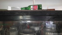 Sementara itu, keadaan seluruh ruangan di lantai bawah benar-benar kotor dan banyak berserakan sampah dan kaca-kaca pecah. Berkas-berkas dokumen berisikan data diri para pemain bola usia muda dari klub-klub internal yang berlatih di Lapangan Karang Gayam juga terlihat berserakan. Foto-foto dan surat berkop Persebaya juga berserakan di lantai.