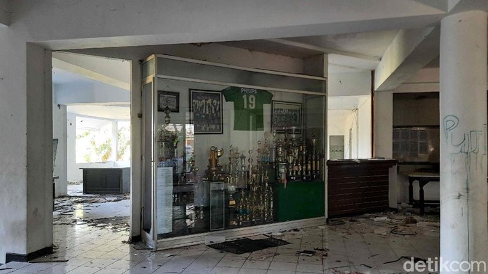 Penampakan Wisma Persebaya, Dulu Dibanggakan Kini Terabaikan Wisma Persebaya dulu pernah jadi kebanggaan. Namun kini kondisinya kotor dan tak terawat. Warga bahkan menyebut wisma tersebut dijarah.