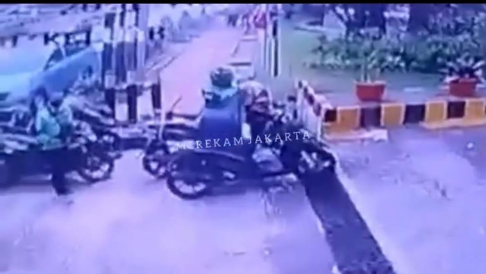 Pencurian 22 paket di Gatot Subroto terekam CCTV (tangkapan layar video viral/Instgram@merekamjakarta)
