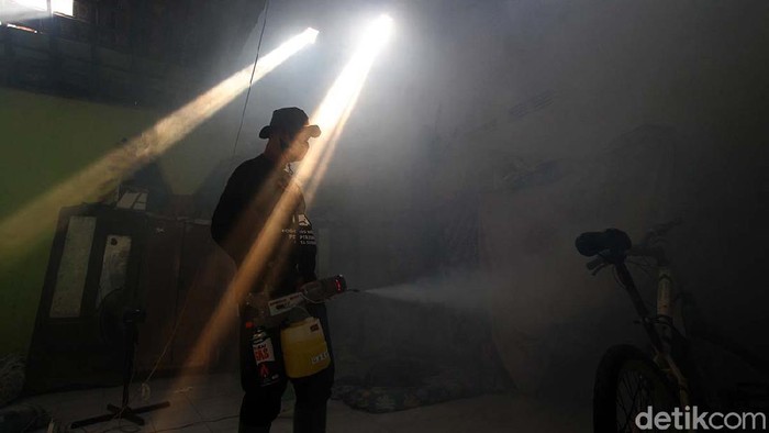 Pengasapan untuk Cegah COVID-19 di Solo Fogging atau pengasapan terus dilakukan di Kota Solo. Menurut Relawan Fogging Katresnan, pengasapan iniuntuk mencegah dan menekan penyebaran Virus Corona.