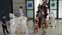 Pengungsi Afghanistan ke luar bandara Incheon, Korsel (26/8) usai dievakuasi dari Kabul.  Mereka merupakan keluarga yang bekerja di fasilitas milik pemerintah Korsel di Afghanistan.  (AP Photo/Ahn Young-joon)